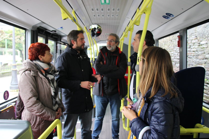Concelleiros de Lugo no novo autobús