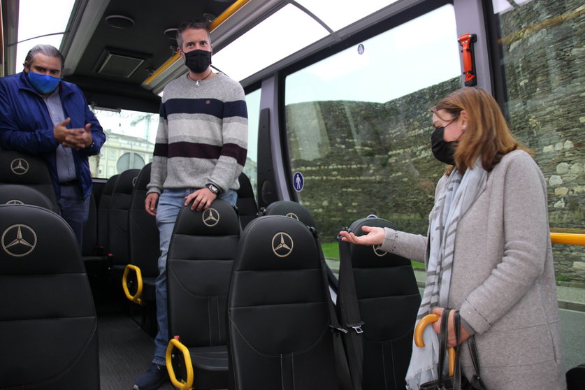 Rubén Arroxo e Cristina López nun dos novos autobuses urbanos de Lugo