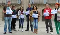 O BNG entregou a comerciantes e hostaleiros carteis para solidarizarse co sector lácteo