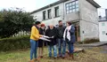 Maite Ferreiro acompañou a Elva Carrera na presentación dunha rede de vivendas municipais públicas en Bretoña