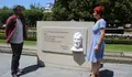 Comezan as restauracións das placas dos escritores da praza Maior e da rúa Bispo Aguirre