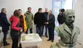 O concello organiza unha visita para coñecer como avanza a restauración do busto de Xoan Montes