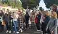 Un grupo de estudantes daneses de intercambio visitan o Cemiterio Municipal