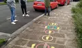 Comeza o pintado das zonas de xogo na rúa de Tecendo Brincadeiras