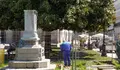 Comeza a montaxe do busto de Xoán Montes na praza Maior