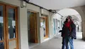 A concellería de Infraestruturas renova a  iluminación dos soportais da praza Maior