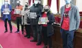 Felipe Rivas entrega os premios do concurso de disfraces de Samaín