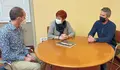 Rubén Arroxo e Maite Ferreiro reciben a David Fiuza, novo director da Banda e da Escola Municipal de Música