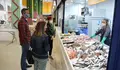 Rubén Arroxo e Cristina López visitan Da Lonxa ao Prato, que vén de comezar a súa actividade no Mercado Municipal