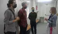 Felipe Rivas e Rubén Arroxo visitaron o comedor do CEIP Rosalía, que vén de iniciar a actividade polo novo curso escolar   