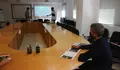 Rubén Arroxo visita a USC para coñecer un plan de mobilidade elaborado por estudantes