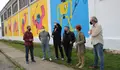 Leandro Barea decora o muro exterior do colexio Fingoi nunha nova intervención do Culturban promovida pola área de Cultura