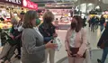 Cristina López visita a praza de Abastos de Valencia xunto coa súa xerente, Cristina Oliete