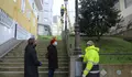 As brigadas municipais acondicionan o alumeado de toda a cidade