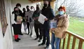Rubén Arroxo e Maite Ferreiro entregan un lote de libros procedentes do fondo bibliográfico municipal á asociación veciñal de Coeses