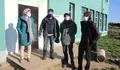 Maite Ferreiro e Felipe Rivas visitan as instalacións da Escola de Ensino Galego Semente, en Barbaín