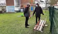 Alexandre Penas e Felipe Rivas visitan o colexio de Paradai, onde se vén de instalar novo mobiliario urbano
