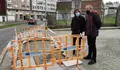 A Brigada de Obras da Concellería de Infraestruturas acondiciona a entrada do colexio de Paradai