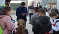 Felipe Rivas e Rubén Arroxo visitan os vieiros escolares do Colexio de Albeiros co mago Antón