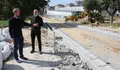 Rubén Arroxo e Alexandre Penas visitan a rúa Bal y Gay, onde avanzan os traballos de reurbanización