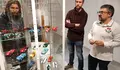 Rubén Arroxo e o concelleiro de Educación, Felipe Rivas, visitaron no MIHL a exposición de miniaturas