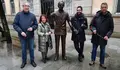 O BNG realiza unha ofrenda floral ante estatua de Castelao concidindo co 73 aniversario do seu falecemento