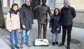 O BNG realiza unha ofrenda floral ante estatua de Castelao concidindo co 74 aniversario do seu falecemento
