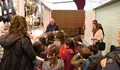 Cristina López recibe a un grupo de estudantes do Sagrado Corazón que visitou a Praza para coñecer a importancia dunha boa alimentación