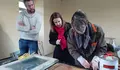 Rubén Arroxo e Cristina López visitan o curso de restauración que se está a realizar en Piúgos, dentro do ciclo de obradoiros para asociacións veciñais do rural de Lugo
