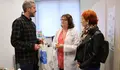 Rubén Arroxo entrega no HULA unha serie de bonos do bus urbano destinados aos servizos sociais do hospital