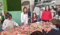 Cristina López valora os obradoiros infantís no Mercado Municipal
