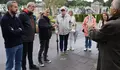 Rubén Arroxo e Cristina López presentan a imaxe que lembrará no Cemiterio Municipal ás persoas asasinadas durante a guerra civil e a dictadura franquista
