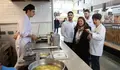 Estudantes de cociña do IES Sanxillao realizan un showcooking na Praza de Abastos