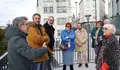 Rubén Arroxo e Alexandre Penas visitan con veciñas e veciños o muro de Frai Plácido Rei Lemos