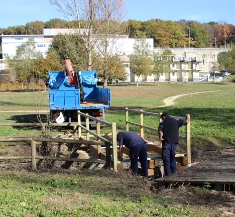 Operarios de suplusa reparando a pontella
