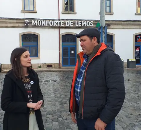 Olalla Rodil e Emilio S&aacute;nchez fronte a estaci&oacute;n de tren en Monforte.