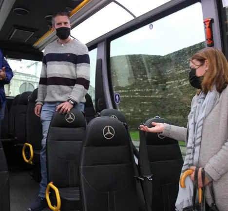 Rub&eacute;n Arroxo e Cristina L&oacute;pez nun dos novos autobuses urbanos de Lugo