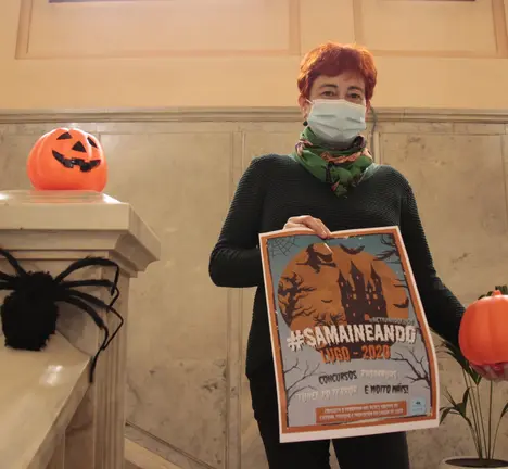 Maite Ferreiro presentando o cartaz do #Samaineando