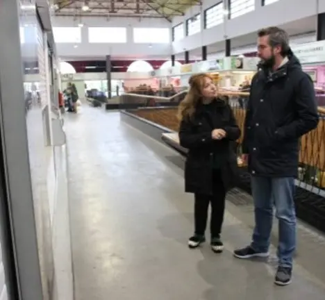 Cristina L&oacute;pez xunto a Rub&eacute;n Arroxo na Praza de Abastos, arquivo