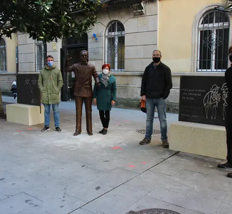 Os ed&iacute;s diante da escultura de Castelao