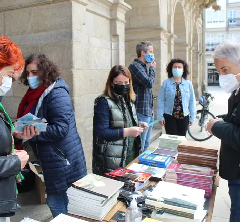 Os ed&iacute;s entregando libros na Praza Maior