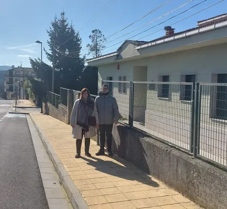 membros do BNG en Monterroso diante da escola infantil municipal